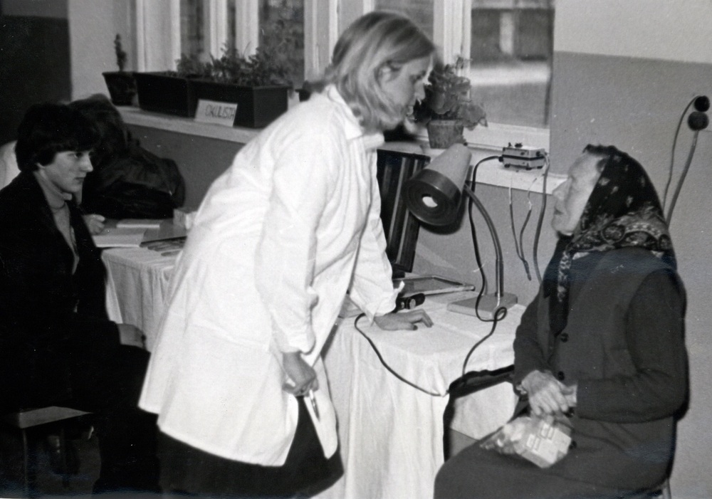 Biała niedziela” w Jeziorowicach, Dobrakowie, Otoli i Małoszycach w rejonie Zawiercia. Lekarze i pielęgniarki pod kierunkiem lekarza mjr. Władysława Klocka z ZOMO przebadali ponad 200 osób podczas akcji wyjazdowej do miejscowości położonych kilkadziesiąt kilometrów od przychodni, 25 kwietnia 1982 r.