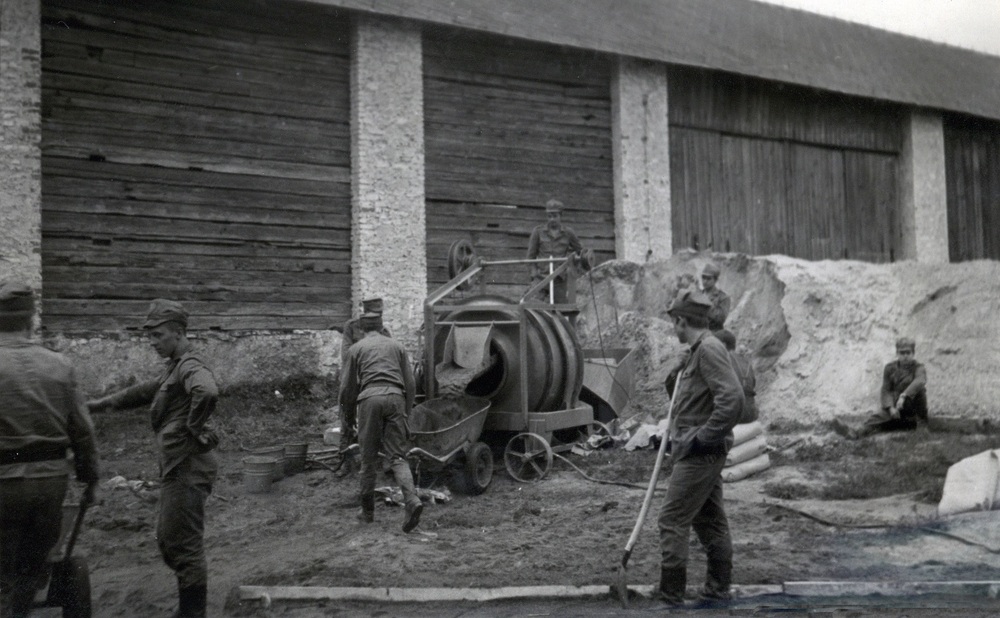 Czyn społeczny w stadninie koni w Udorzu, praca m.in. przy zwózce słomy i zagospodarowaniu stawów rybnych, wakacje 1982 r.