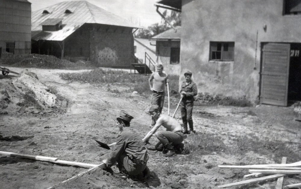 Czyn społeczny w stadninie koni w Udorzu, praca m.in. przy zwózce słomy i zagospodarowaniu stawów rybnych, wakacje 1982 r.