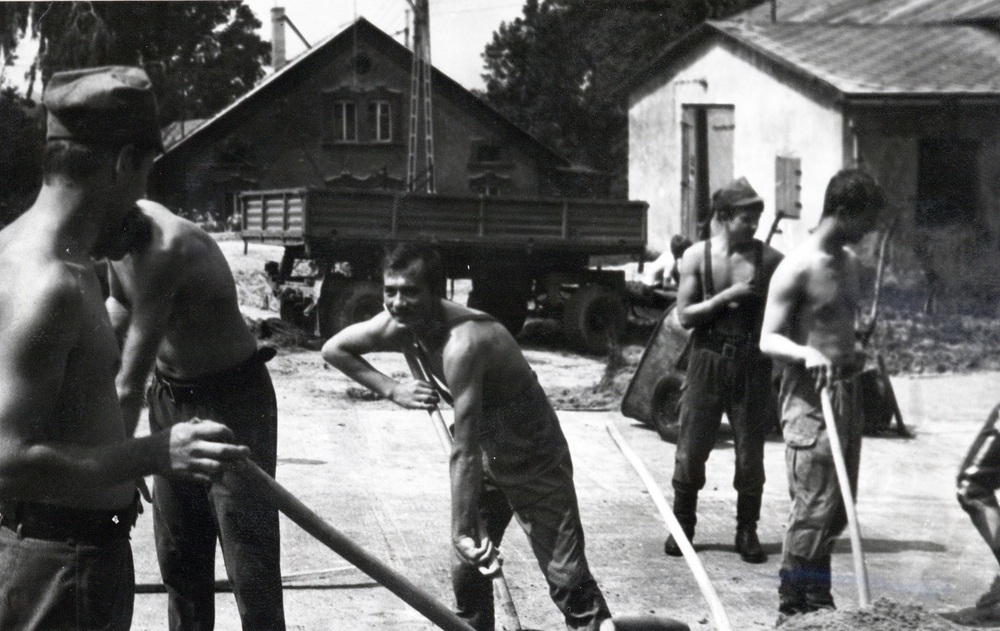 Czyn społeczny w stadninie koni w Udorzu, praca m.in. przy zwózce słomy i zagospodarowaniu stawów rybnych, wakacje 1982 r.