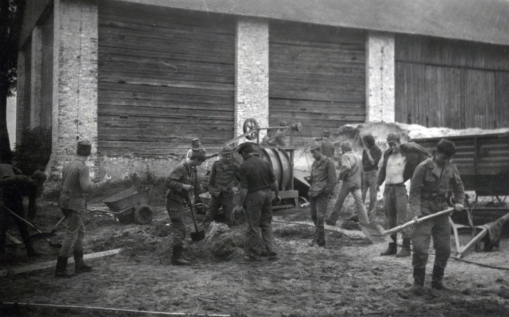 Czyn społeczny w stadninie koni w Udorzu, praca m.in. przy zwózce słomy i zagospodarowaniu stawów rybnych, wakacje 1982 r.