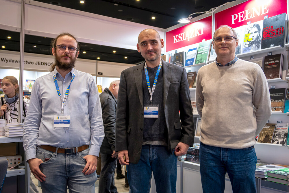 Ekipa pozdrawia. IPN na Targach Książki w Katowicach, 8-10 listopada 2024. Fot.: IPN K. Łojko