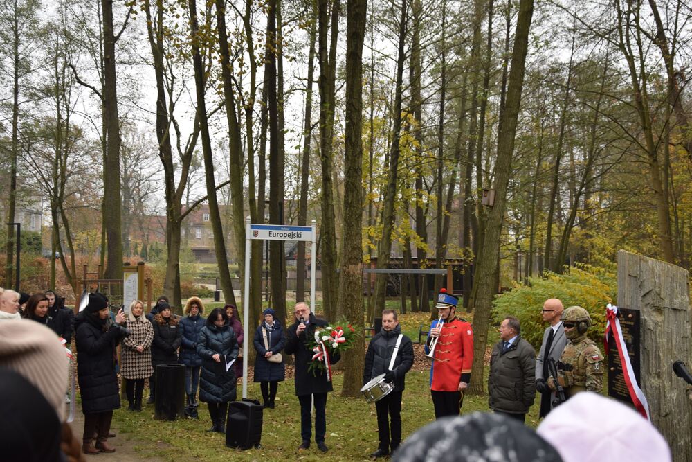 Upamiętnienie dzieci zamordowanych w l. 1942-1944 w Niemieckiej Młodzieżowej Klinice Psychiatrycznej Krajowego Zakładu Leczniczo-Psychiatrycznego. Fot. Dominik Abłamowicz, Dominik Grabis/IPN