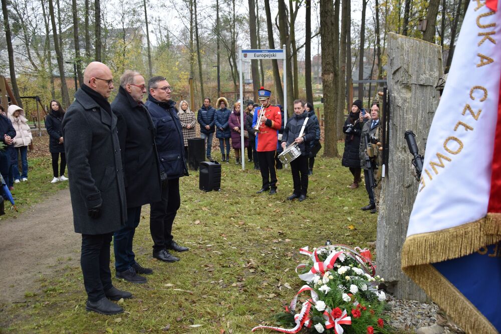 Upamiętnienie dzieci zamordowanych w l. 1942-1944 w Niemieckiej Młodzieżowej Klinice Psychiatrycznej Krajowego Zakładu Leczniczo-Psychiatrycznego. Fot. Dominik Abłamowicz, Dominik Grabis/IPN