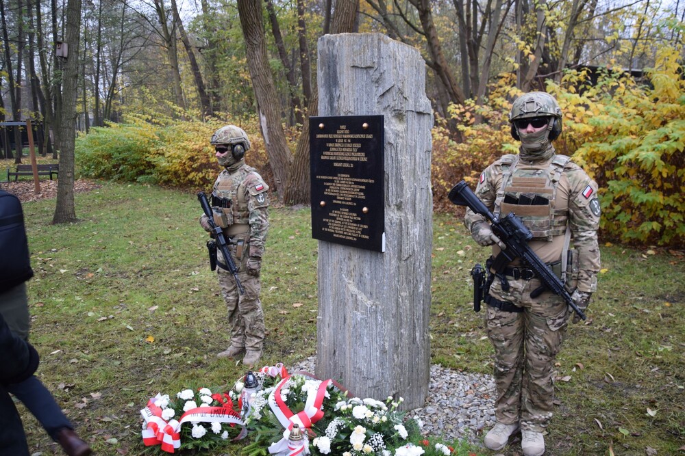 Upamiętnienie dzieci zamordowanych w l. 1942-1944 w Niemieckiej Młodzieżowej Klinice Psychiatrycznej Krajowego Zakładu Leczniczo-Psychiatrycznego. Fot. Dominik Abłamowicz, Dominik Grabis/IPN