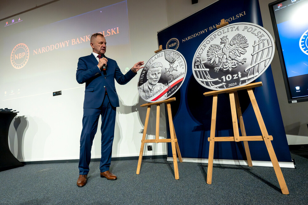 Promocja monety poświęconej Henrykowi Flame "Bartkowi" z serii "Wyklęci przez komunistów żołnierze niezłomni". Fot.: IPN K. Łojko