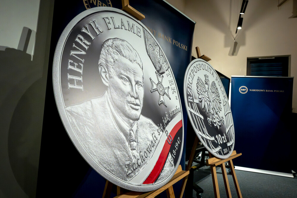 Promocja monety poświęconej Henrykowi Flame "Bartkowi" z serii "Wyklęci przez komunistów żołnierze niezłomni". Fot.: IPN K. Łojko