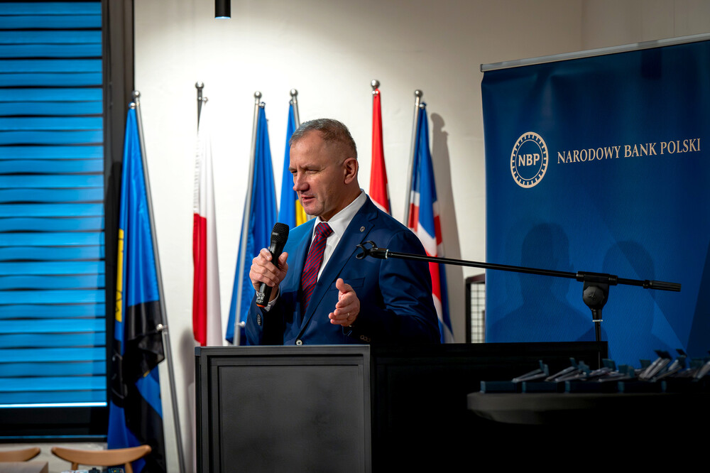 Promocja monety poświęconej Henrykowi Flame "Bartkowi" z serii "Wyklęci przez komunistów żołnierze niezłomni". Fot.: IPN K. Łojko