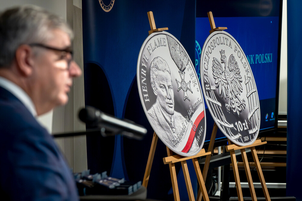 Promocja monety poświęconej Henrykowi Flame "Bartkowi" z serii "Wyklęci przez komunistów żołnierze niezłomni". Fot.: IPN K. Łojko