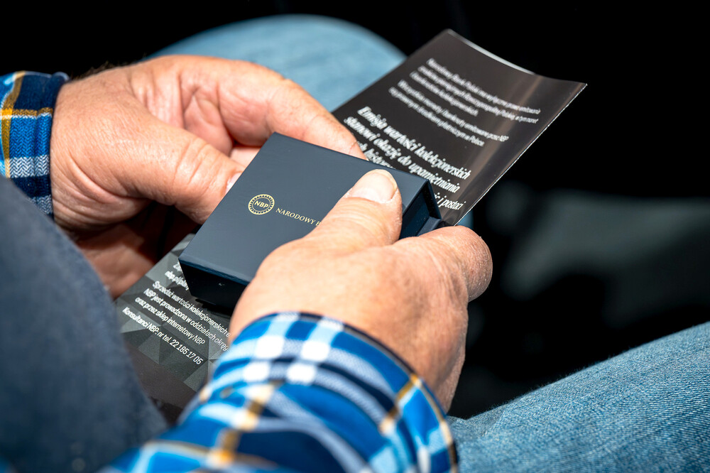 Promocja monety poświęconej Henrykowi Flame "Bartkowi" z serii "Wyklęci przez komunistów żołnierze niezłomni". Fot.: IPN K. Łojko