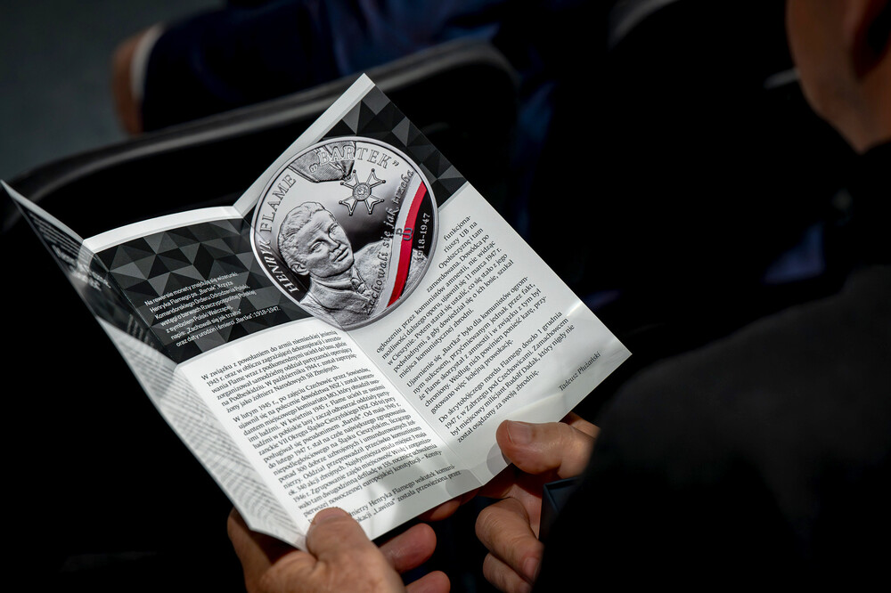 Promocja monety poświęconej Henrykowi Flame "Bartkowi" z serii "Wyklęci przez komunistów żołnierze niezłomni". Fot.: IPN K. Łojko