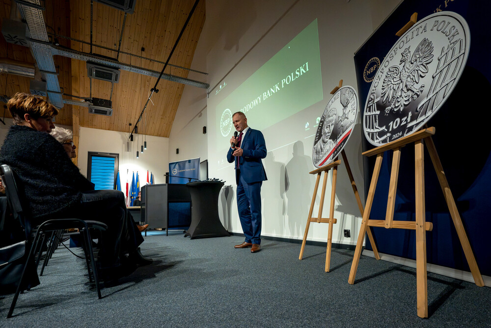 Promocja monety poświęconej Henrykowi Flame "Bartkowi" z serii "Wyklęci przez komunistów żołnierze niezłomni". Fot.: IPN K. Łojko