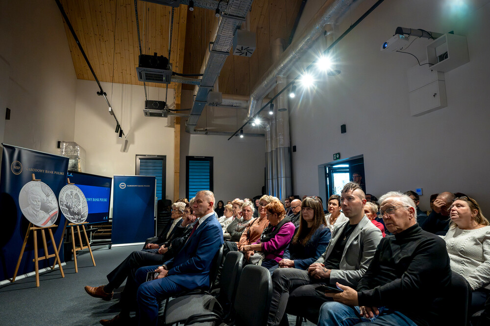 Promocja monety poświęconej Henrykowi Flame "Bartkowi" z serii "Wyklęci przez komunistów żołnierze niezłomni". Fot.: IPN K. Łojko