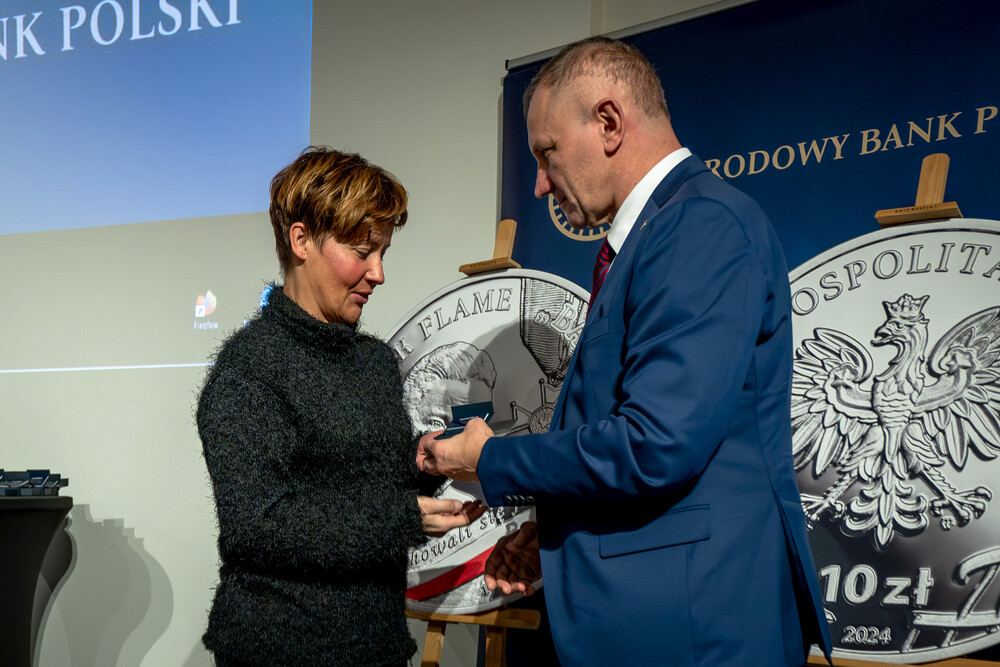 Promocja monety poświęconej Henrykowi Flame "Bartkowi" z serii "Wyklęci przez komunistów żołnierze niezłomni". Fot.: IPN K. Łojko