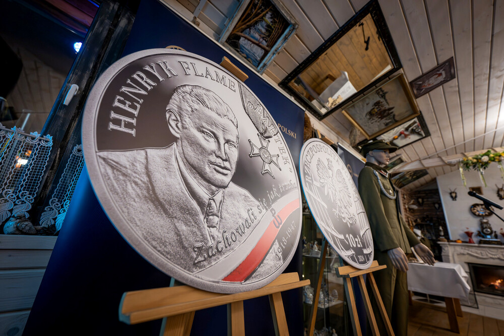 Promocja monety poświęconej Henrykowi Flame "Bartkowi" z serii "Wyklęci przez komunistów żołnierze niezłomni" – Kamesznica, 21 listopada 2024. Fot.: IPN K. Łojko