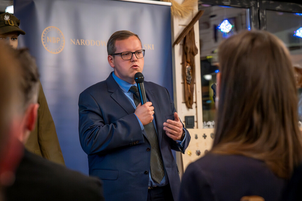 Promocja monety poświęconej Henrykowi Flame "Bartkowi" z serii "Wyklęci przez komunistów żołnierze niezłomni" – Kamesznica, 21 listopada 2024. Fot.: IPN K. Łojko