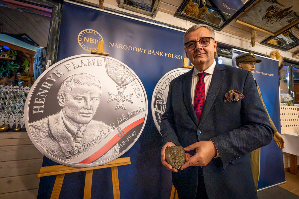 Promocja monety poświęconej Henrykowi Flame "Bartkowi" z serii "Wyklęci przez komunistów żołnierze niezłomni" – Kamesznica, 21 listopada 2024. Fot.: IPN K. Łojko