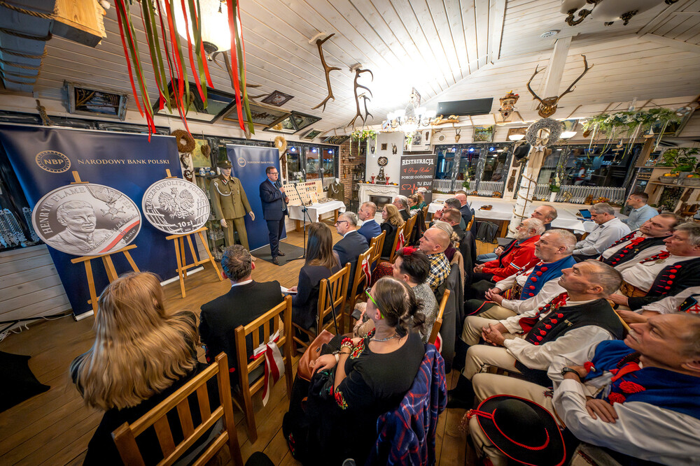 Promocja monety poświęconej Henrykowi Flame "Bartkowi" z serii "Wyklęci przez komunistów żołnierze niezłomni" – Kamesznica, 21 listopada 2024. Fot.: IPN K. Łojko