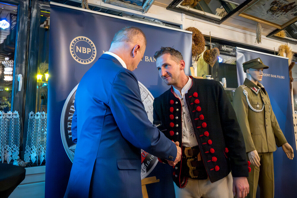 Promocja monety poświęconej Henrykowi Flame "Bartkowi" z serii "Wyklęci przez komunistów żołnierze niezłomni" – Kamesznica, 21 listopada 2024. Fot.: IPN K. Łojko