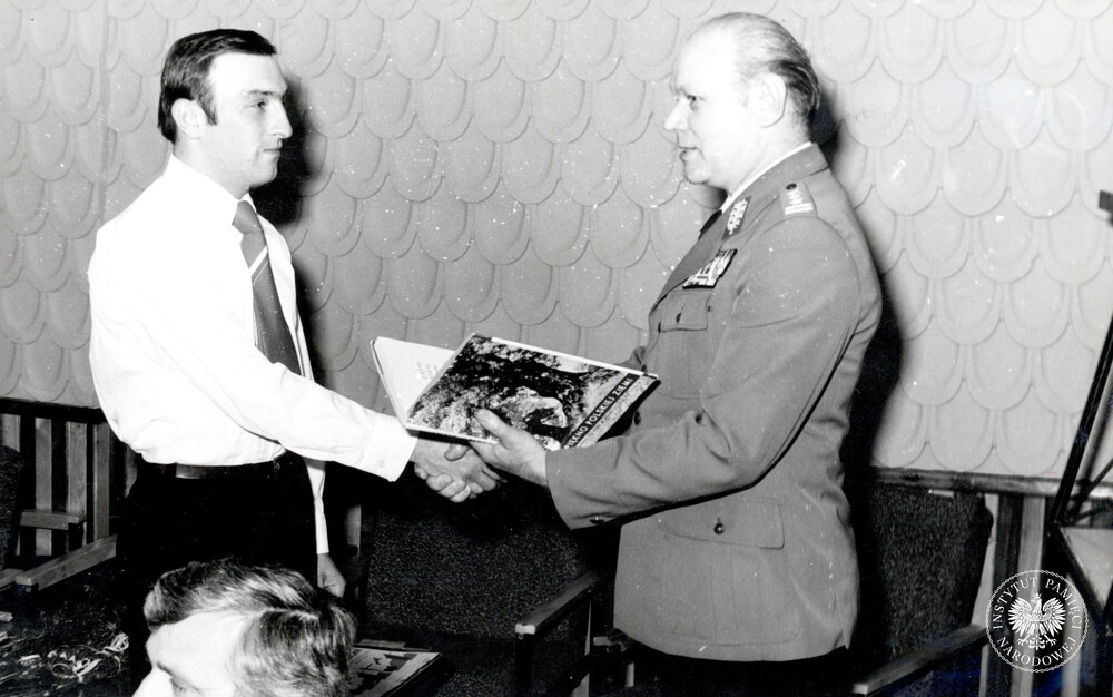 Spotkanie Zarządu Zakładowego ZSMP ZOMO z dowódcą jednostki, płk. Kazimierzem Wilczyńskim (po prawej; I połowa 1980 r.). Nigdy dość przypominania, że człowiek ten w 1981 r. dowodził „operacją specjalną”, czyli pacyfikacją KWK „Wujek”, w której wyniku jego podwładni zamordowali dziewięć niewinnych osób.