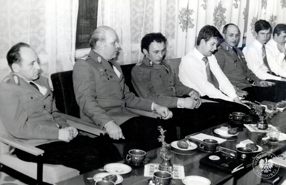 Spotkanie Zarządu Zakładowego ZSMP ZOMO z dowódcą jednostki, płk. Kazimierzem Wilczyńskim (I połowa 1980 r.). Kazimierz Wilczyński drugi od lewej