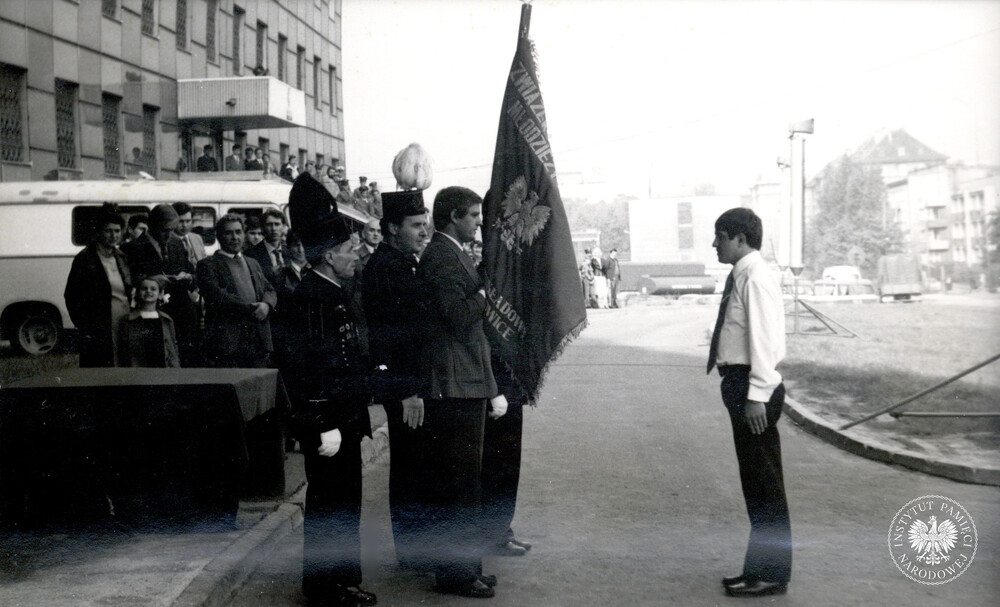 Uroczystość wręczenia sztandaru „ufundowanego przez społeczeństwo regionu dla Zarządu Zakładowego ZSMP w ZOMO, jako wyraz uznania dla jego działalności społecznej”, Katowice, miejsce przed gmachem KW MO (obecnie KWP), 10 października 1982 r.