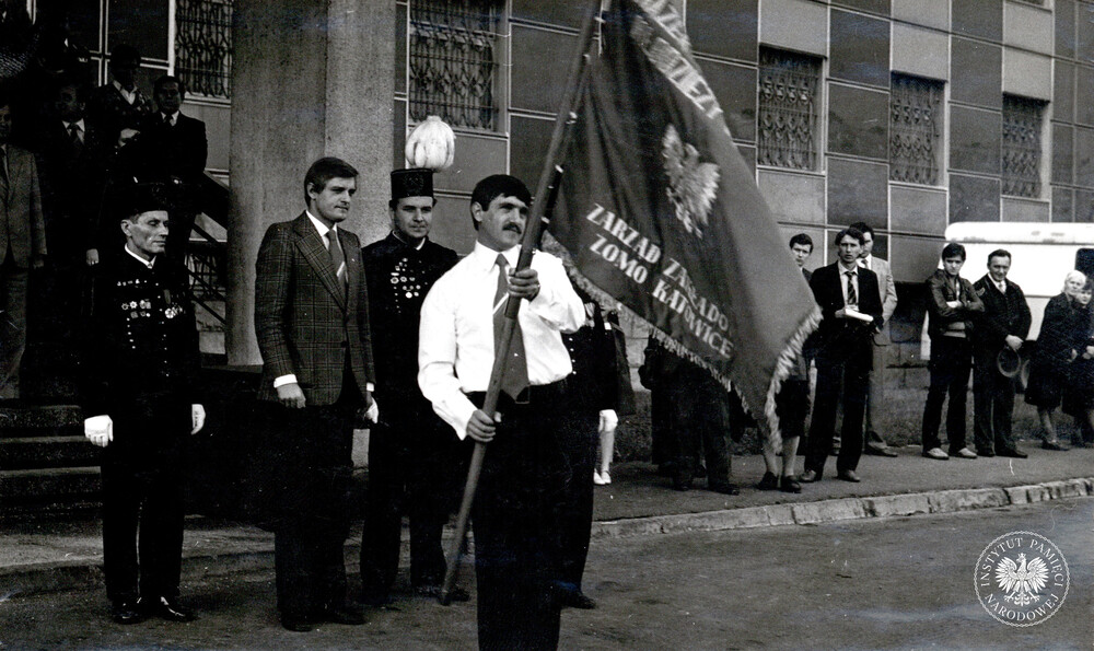 Uroczystość wręczenia sztandaru „ufundowanego przez społeczeństwo regionu dla Zarządu Zakładowego ZSMP w ZOMO, jako wyraz uznania dla jego działalności społecznej”, Katowice, miejsce przed gmachem KW MO (obecnie KWP), 10 października 1982 r.
