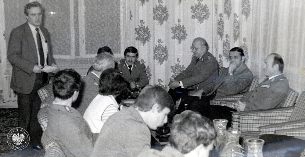 Spotkanie aktywu ZSMP ZOMO z przedstawicielami katowickiego oddziału Robotniczej Spółdzielni Wydawniczej „Prasa-Książka-Ruch”, 31 stycznia 1984 r. Za zaangażowanie we współpracę wybrani funkcjonariusze otrzymali „wartościowe upominki” – czyli kryształy. Przedmioty te były chyba obecne w każdym domu w końcówce PRL i tym razem na ich cześć publikujemy zdjęcia nagrodzonych wraz z nagrodami.