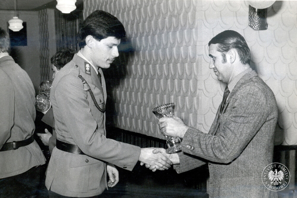 Spotkanie aktywu ZSMP ZOMO z przedstawicielami katowickiego oddziału Robotniczej Spółdzielni Wydawniczej „Prasa-Książka-Ruch”, 31 stycznia 1984 r. Za zaangażowanie we współpracę wybrani funkcjonariusze otrzymali „wartościowe upominki” – czyli kryształy. Przedmioty te były chyba obecne w każdym domu w końcówce PRL i tym razem na ich cześć publikujemy zdjęcia nagrodzonych wraz z nagrodami.