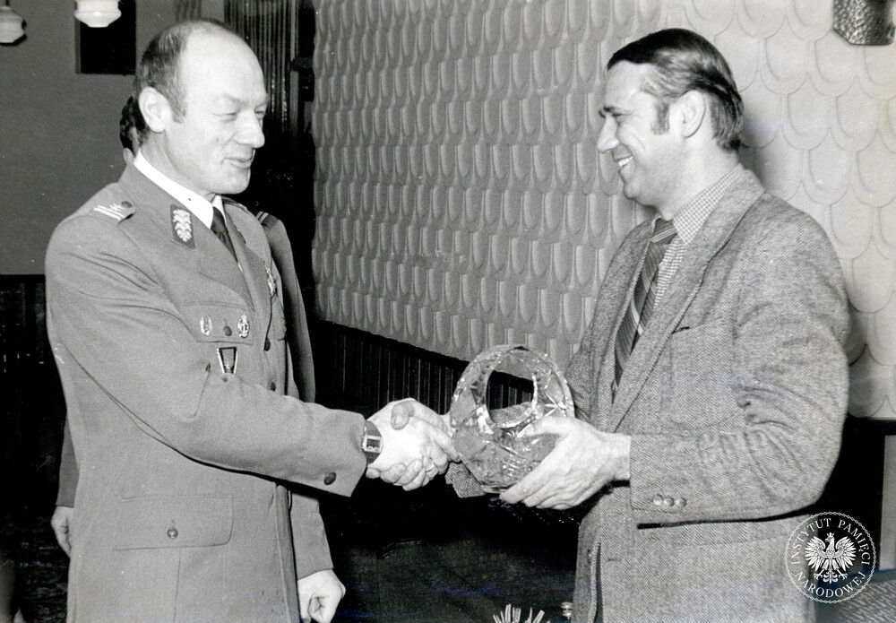 Spotkanie aktywu ZSMP ZOMO z przedstawicielami katowickiego oddziału Robotniczej Spółdzielni Wydawniczej „Prasa-Książka-Ruch”, 31 stycznia 1984 r. Za zaangażowanie we współpracę wybrani funkcjonariusze otrzymali „wartościowe upominki” – czyli kryształy. Przedmioty te były chyba obecne w każdym domu w końcówce PRL i tym razem na ich cześć publikujemy zdjęcia nagrodzonych wraz z nagrodami.