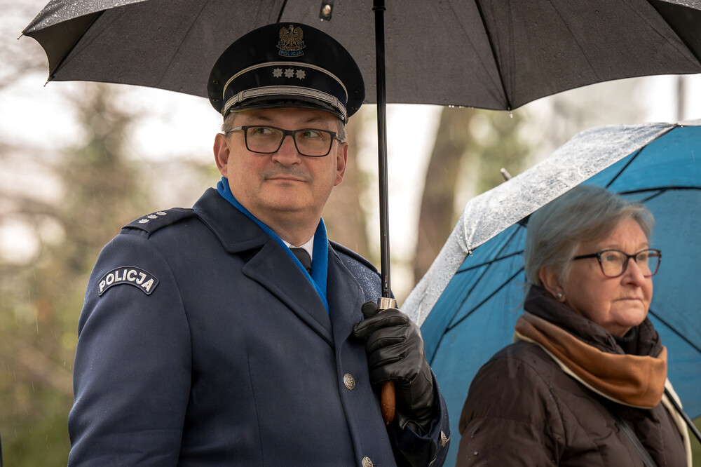 Uroczystość odsłonięcia tablicy edukacyjno-informacyjnej upamiętniającej Piotra Urbańczyka – komisarza Policji Województwa Śląskiego i ofiary zbrodni katyńskiej – Katowice, 29 listopada 2024. Fot.: IPN K. Łojko
