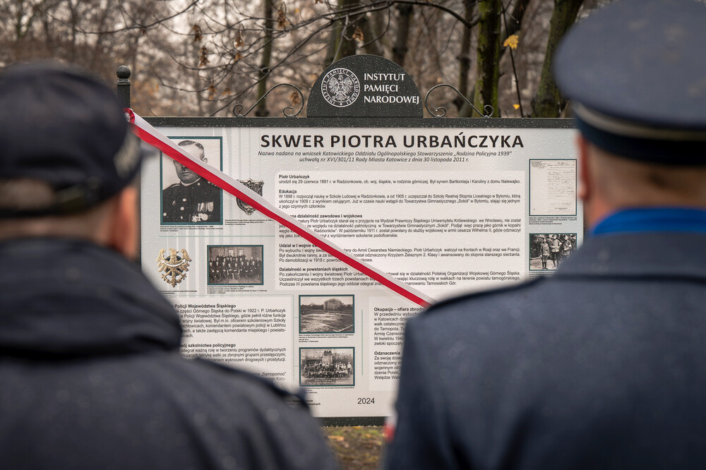 Uroczystość odsłonięcia tablicy edukacyjno-informacyjnej upamiętniającej Piotra Urbańczyka – komisarza Policji Województwa Śląskiego i ofiary zbrodni katyńskiej – Katowice, 29 listopada 2024. Fot.: IPN K. Łojko
