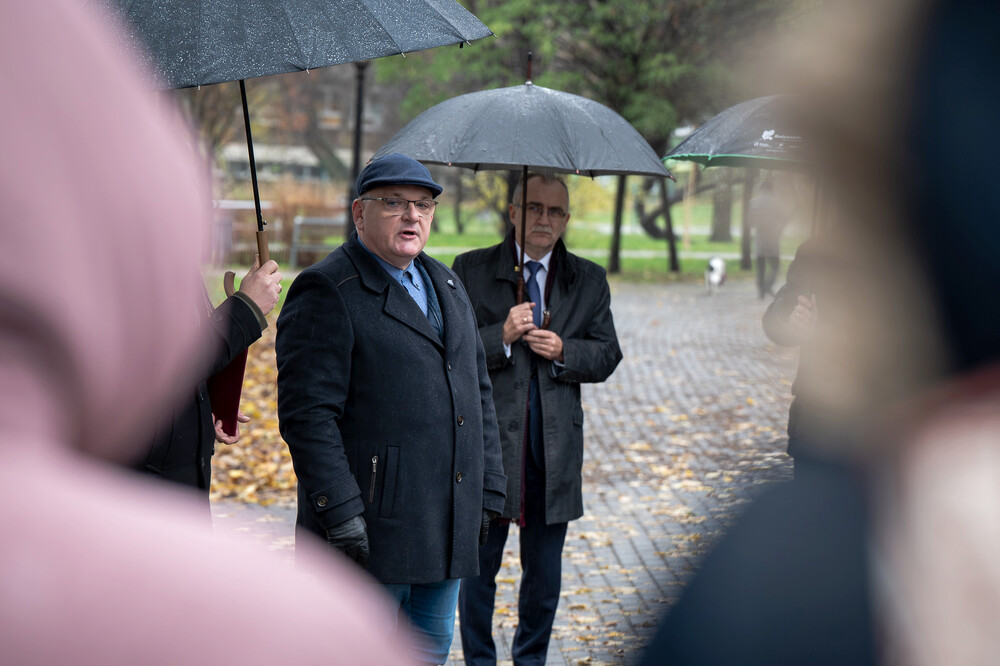 Uroczystość odsłonięcia tablicy edukacyjno-informacyjnej upamiętniającej Piotra Urbańczyka – komisarza Policji Województwa Śląskiego i ofiary zbrodni katyńskiej – Katowice, 29 listopada 2024. Fot.: IPN K. Łojko