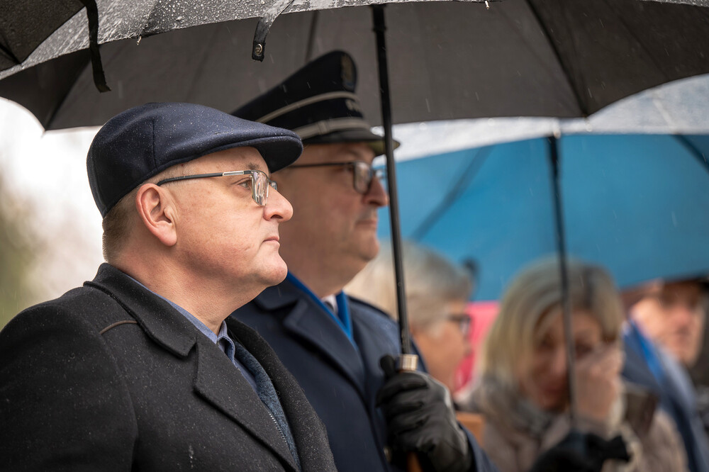 Uroczystość odsłonięcia tablicy edukacyjno-informacyjnej upamiętniającej Piotra Urbańczyka – komisarza Policji Województwa Śląskiego i ofiary zbrodni katyńskiej – Katowice, 29 listopada 2024. Fot.: IPN K. Łojko