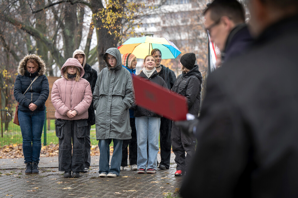 Uroczystość odsłonięcia tablicy edukacyjno-informacyjnej upamiętniającej Piotra Urbańczyka – komisarza Policji Województwa Śląskiego i ofiary zbrodni katyńskiej – Katowice, 29 listopada 2024. Fot.: IPN K. Łojko