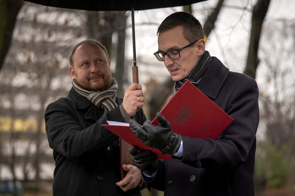 Uroczystość odsłonięcia tablicy edukacyjno-informacyjnej upamiętniającej Piotra Urbańczyka – komisarza Policji Województwa Śląskiego i ofiary zbrodni katyńskiej – Katowice, 29 listopada 2024. Fot.: IPN K. Łojko