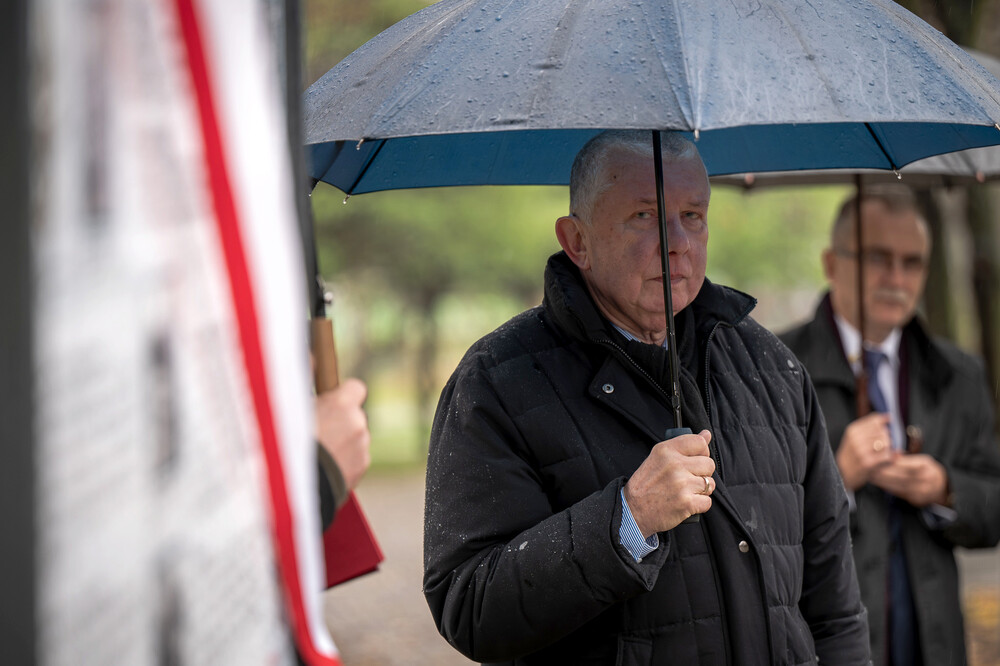 Uroczystość odsłonięcia tablicy edukacyjno-informacyjnej upamiętniającej Piotra Urbańczyka – komisarza Policji Województwa Śląskiego i ofiary zbrodni katyńskiej – Katowice, 29 listopada 2024. Fot.: IPN K. Łojko