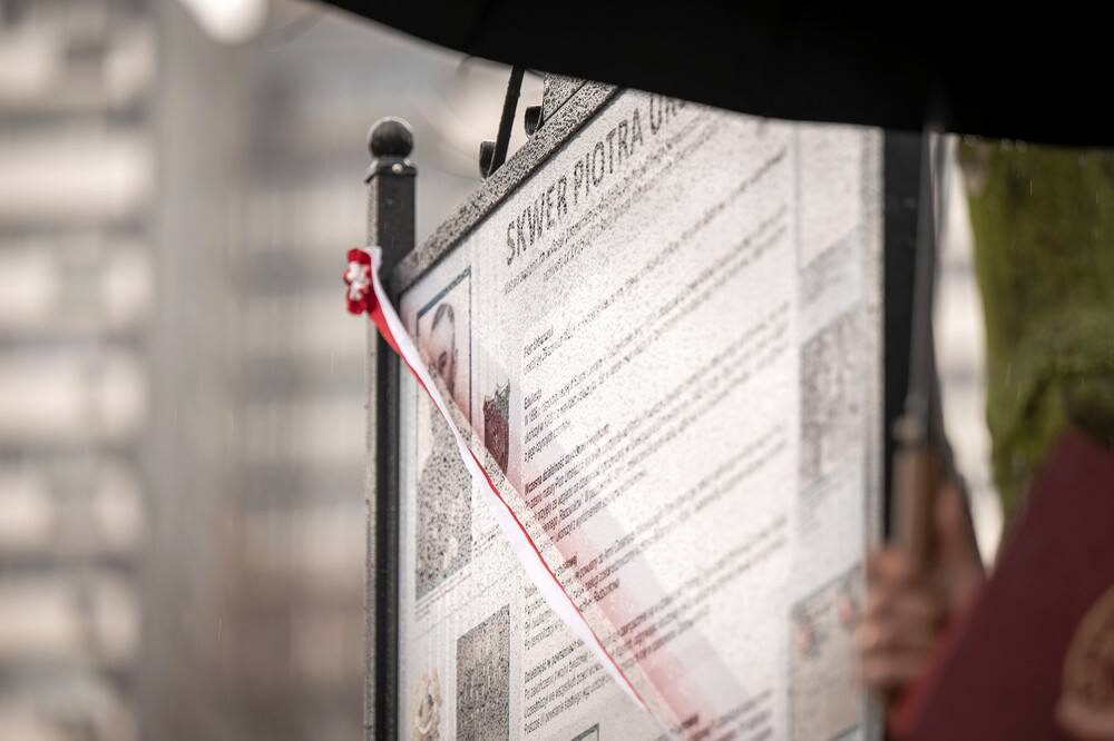 Uroczystość odsłonięcia tablicy edukacyjno-informacyjnej upamiętniającej Piotra Urbańczyka – komisarza Policji Województwa Śląskiego i ofiary zbrodni katyńskiej – Katowice, 29 listopada 2024. Fot.: IPN K. Łojko