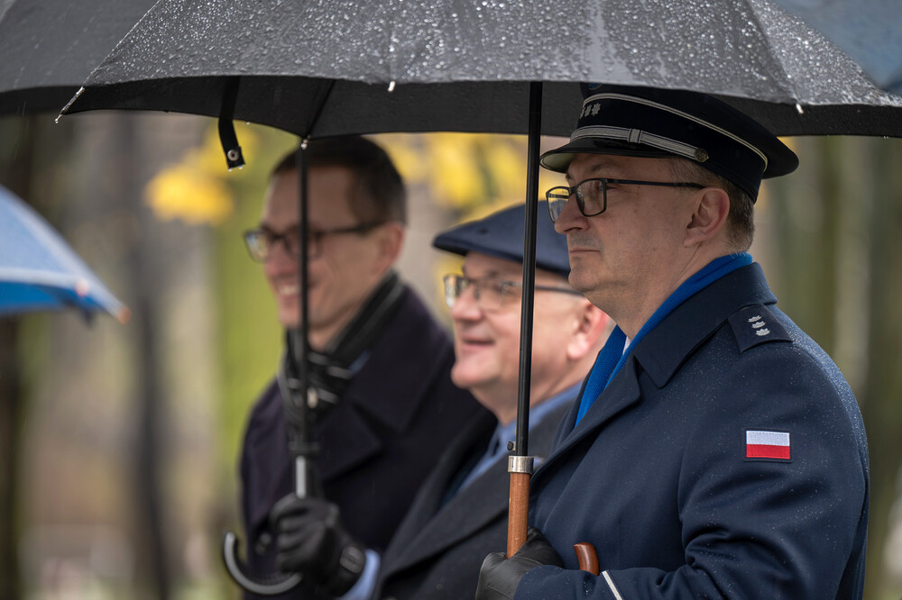 Uroczystość odsłonięcia tablicy edukacyjno-informacyjnej upamiętniającej Piotra Urbańczyka – komisarza Policji Województwa Śląskiego i ofiary zbrodni katyńskiej – Katowice, 29 listopada 2024. Fot.: IPN K. Łojko