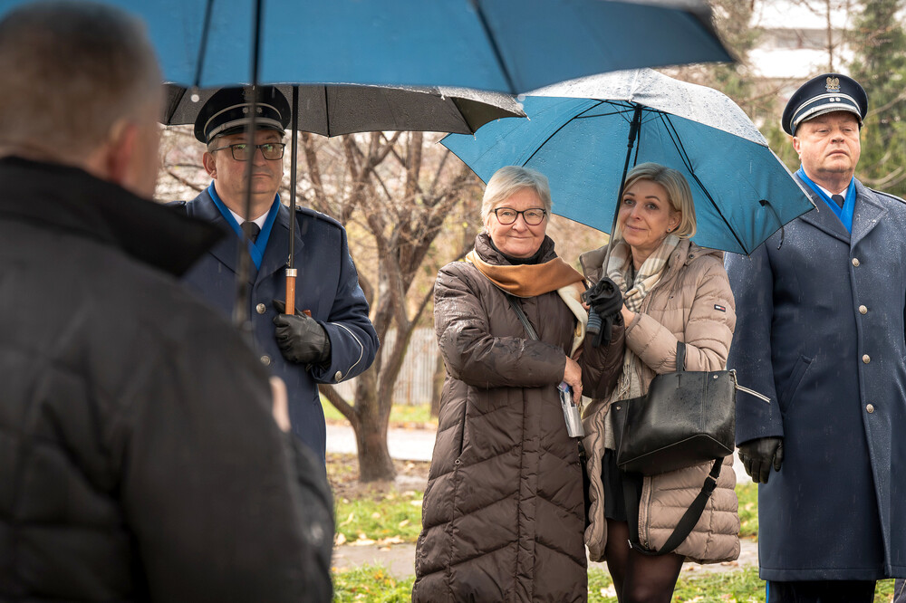 Uroczystość odsłonięcia tablicy edukacyjno-informacyjnej upamiętniającej Piotra Urbańczyka – komisarza Policji Województwa Śląskiego i ofiary zbrodni katyńskiej – Katowice, 29 listopada 2024. Fot.: IPN K. Łojko