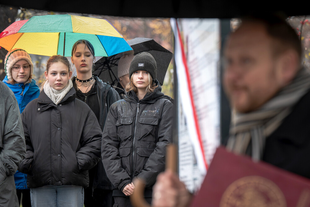 Uroczystość odsłonięcia tablicy edukacyjno-informacyjnej upamiętniającej Piotra Urbańczyka – komisarza Policji Województwa Śląskiego i ofiary zbrodni katyńskiej – Katowice, 29 listopada 2024. Fot.: IPN K. Łojko