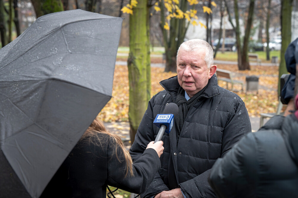 Uroczystość odsłonięcia tablicy edukacyjno-informacyjnej upamiętniającej Piotra Urbańczyka – komisarza Policji Województwa Śląskiego i ofiary zbrodni katyńskiej – Katowice, 29 listopada 2024. Fot.: IPN K. Łojko