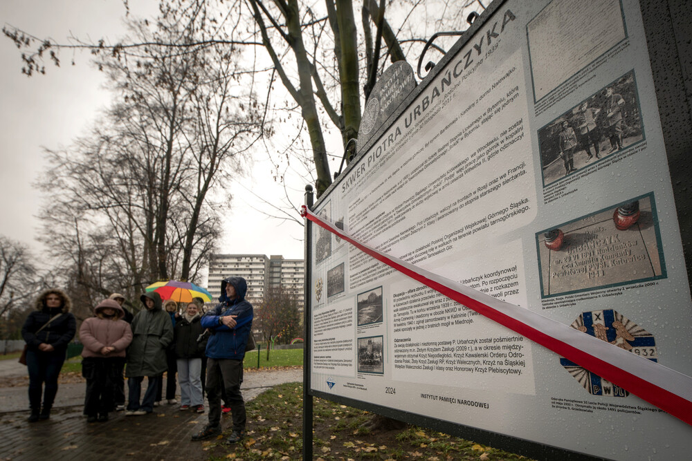 Uroczystość odsłonięcia tablicy edukacyjno-informacyjnej upamiętniającej Piotra Urbańczyka – komisarza Policji Województwa Śląskiego i ofiary zbrodni katyńskiej – Katowice, 29 listopada 2024. Fot.: IPN K. Łojko