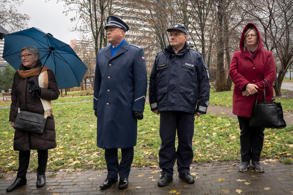 Uroczystość odsłonięcia tablicy edukacyjno-informacyjnej upamiętniającej Piotra Urbańczyka – komisarza Policji Województwa Śląskiego i ofiary zbrodni katyńskiej – Katowice, 29 listopada 2024. Fot.: IPN K. Łojko