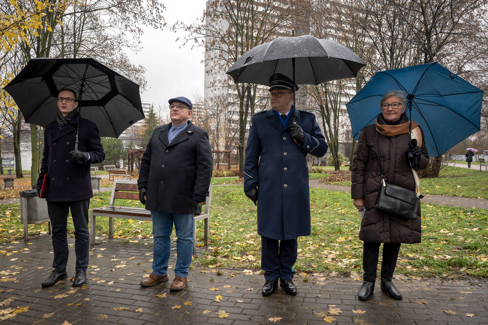 Uroczystość odsłonięcia tablicy edukacyjno-informacyjnej upamiętniającej Piotra Urbańczyka – komisarza Policji Województwa Śląskiego i ofiary zbrodni katyńskiej – Katowice, 29 listopada 2024. Fot.: IPN K. Łojko