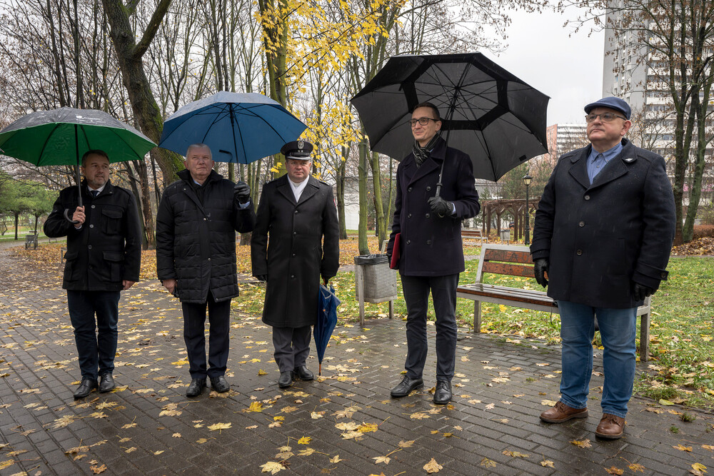 Uroczystość odsłonięcia tablicy edukacyjno-informacyjnej upamiętniającej Piotra Urbańczyka – komisarza Policji Województwa Śląskiego i ofiary zbrodni katyńskiej – Katowice, 29 listopada 2024. Fot.: IPN K. Łojko