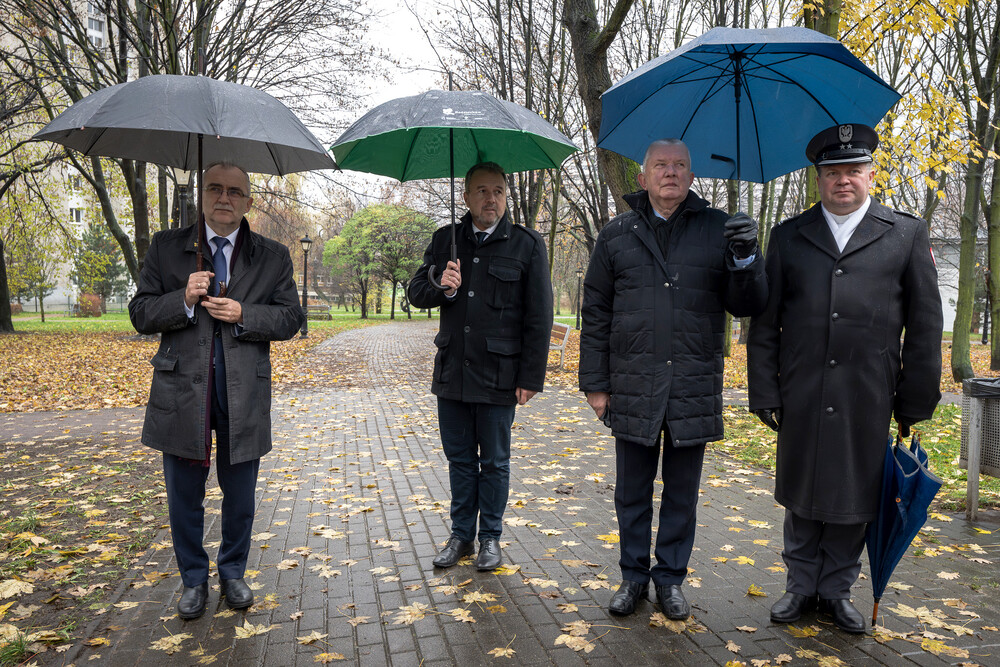 Uroczystość odsłonięcia tablicy edukacyjno-informacyjnej upamiętniającej Piotra Urbańczyka – komisarza Policji Województwa Śląskiego i ofiary zbrodni katyńskiej – Katowice, 29 listopada 2024. Fot.: IPN K. Łojko