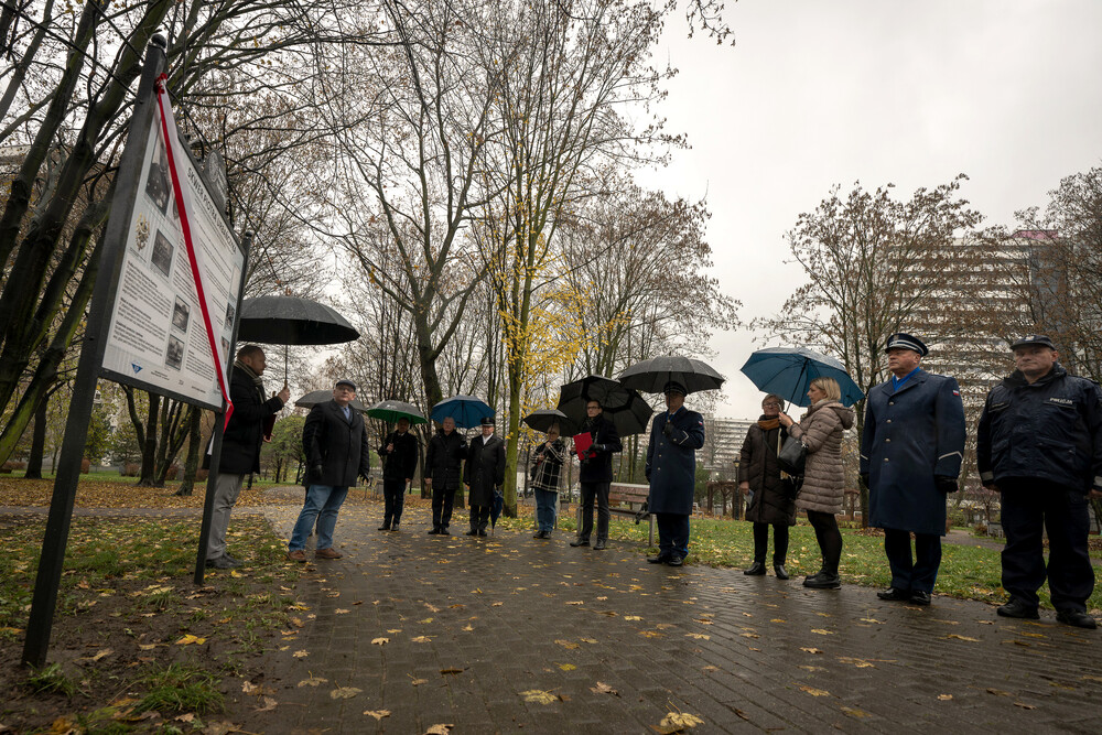 Uroczystość odsłonięcia tablicy edukacyjno-informacyjnej upamiętniającej Piotra Urbańczyka – komisarza Policji Województwa Śląskiego i ofiary zbrodni katyńskiej – Katowice, 29 listopada 2024. Fot.: IPN K. Łojko