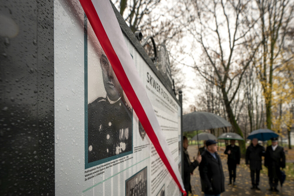 Uroczystość odsłonięcia tablicy edukacyjno-informacyjnej upamiętniającej Piotra Urbańczyka – komisarza Policji Województwa Śląskiego i ofiary zbrodni katyńskiej – Katowice, 29 listopada 2024. Fot.: IPN K. Łojko