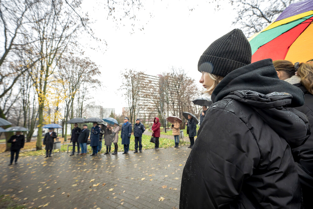 Uroczystość odsłonięcia tablicy edukacyjno-informacyjnej upamiętniającej Piotra Urbańczyka – komisarza Policji Województwa Śląskiego i ofiary zbrodni katyńskiej – Katowice, 29 listopada 2024. Fot.: IPN K. Łojko